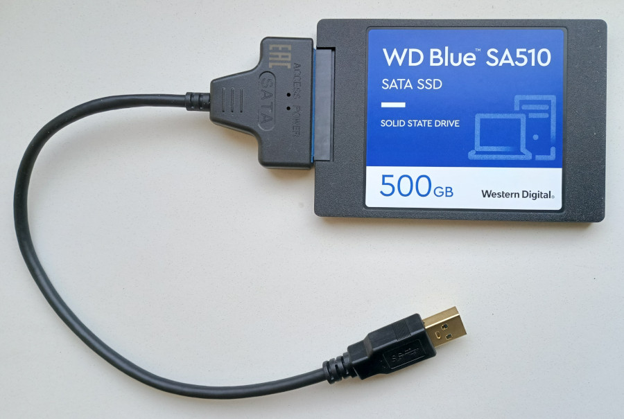 SSD WD Blue SA510 с присоединенным адаптером SATA-USB